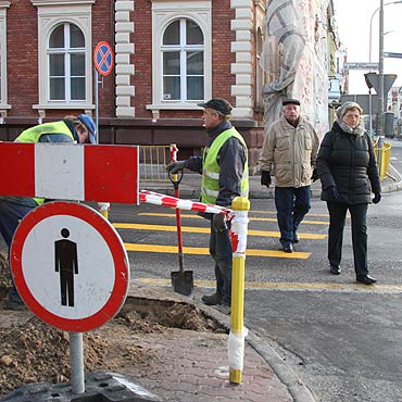 Uwaga. Przy poczcie gwnej jest tymczasowe przejcie dla pieszych 