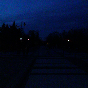 Na promenadzie znw ciemno. Miasto nie zachca do wieczornych spacerw