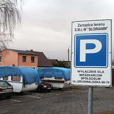 Mieszkacy nie maj gdzie stawia aut. Od p roku na ich parkingu stoj przyczepy kempingowe