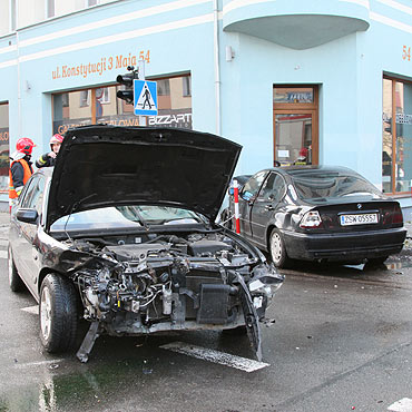 Kierujca mazd wymusia pierwszestwo. Auto wyldowao na budynku! 