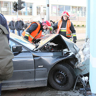 Kierujca mazd wymusia pierwszestwo. Auto wyldowao na budynku! 