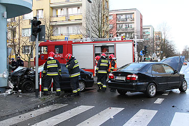 Kierujca mazd wymusia pierwszestwo. Auto wyldowao na budynku! 