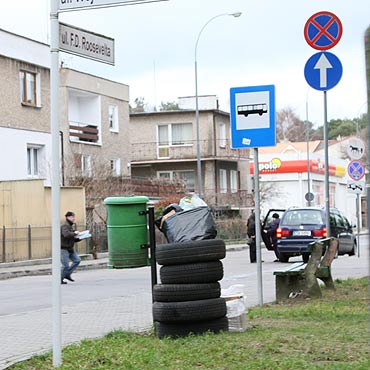 Wyrzucają opony przy śmietniczkach