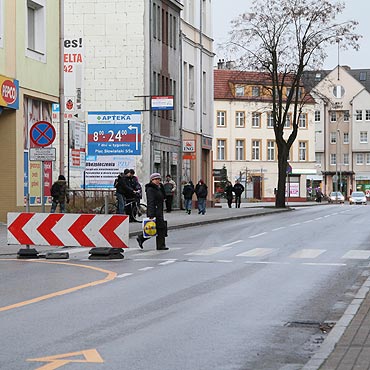 Zmniejszyli i obniyli znak. Na Armii Krajowej jest bezpieczniej 