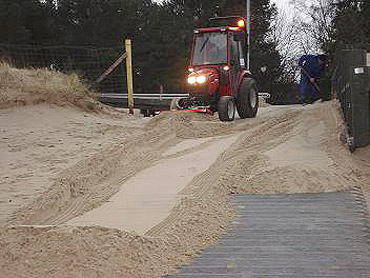 OSiR sprząta plażę po sztormie