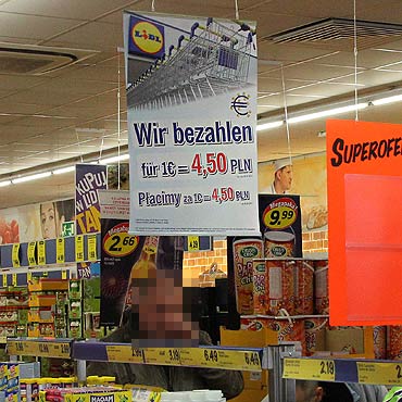 Opacalny kurs wymiany euro w Lidlu. 20 groszy wicej ni w kantorach