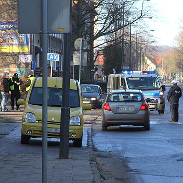 Olepio go soce. Potrci staruszk na pasach