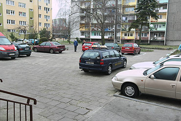 Place zabaw zamieniaj si w osiedlowe parkingi
