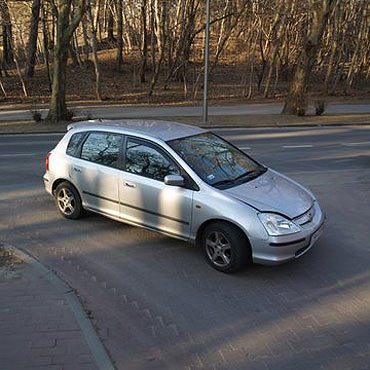 Policja uja zodzieja samochodw. Skradzionym autem jedzi po miecie  