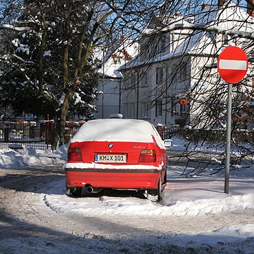 Czerwonym bmw wjecha pod zakaz. Kierowca porzuci auto?