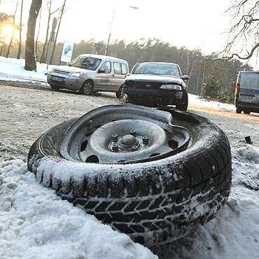 Wyprzedzajc wpad w polizg. Rozbi auto na latarni