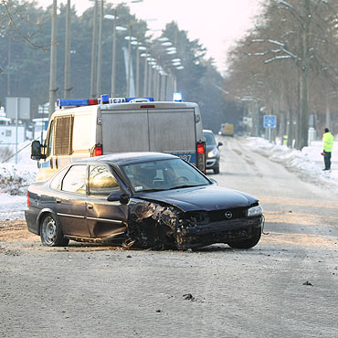 Wyprzedzając wpadł w poślizg. Rozbił auto na latarni