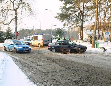 Wyprzedzając wpadł w poślizg. Rozbił auto na latarni
