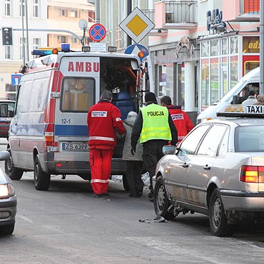 71-letnia kobieta potrcona przez takswk