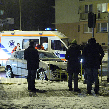 Clio wjechao w barierki. Kierowca mitsubishi wymusi