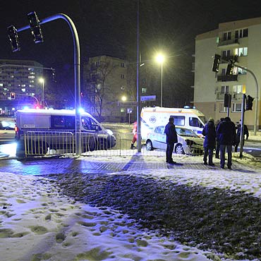 Clio wjechao w barierki. Kierowca mitsubishi wymusi
