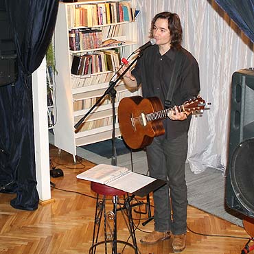 Międzyzdroje: Koncert Maćka Winogrodzkiego w bibliotece