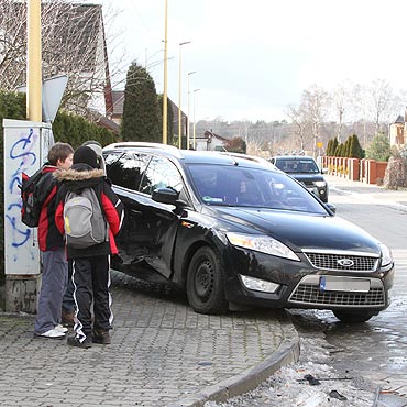 Dwa auta zderzyy si na skrzyowaniu. Ford wymusi
