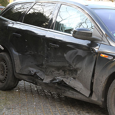 Dwa auta zderzyły się na skrzyżowaniu. Ford wymusił