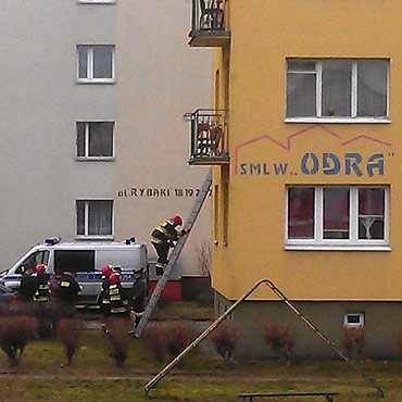 Kobieta zasaba w mieszkaniu. Straacy wchodzili przez balkon