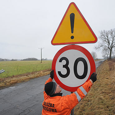 Ciężki sprzęt rozpruł drogę. Sprawcą jest...