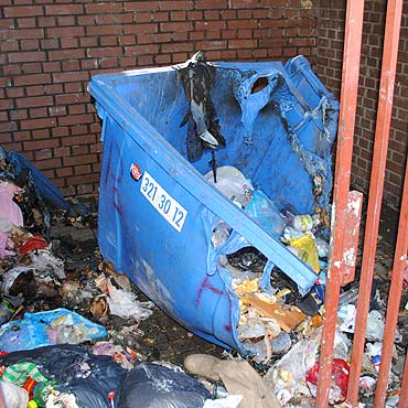 Nie utrzyma nerww na wodzy. Wybi szyb i podpali mietnik