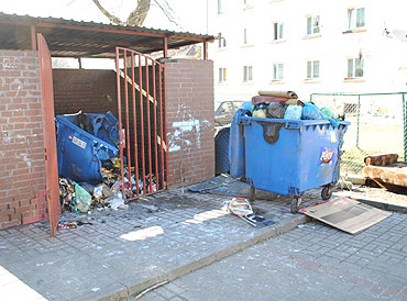 Nie utrzyma nerww na wodzy. Wybi szyb i podpali mietnik