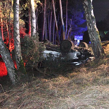 Chcia unikn potrcenia pieszych. Auto dachowao 