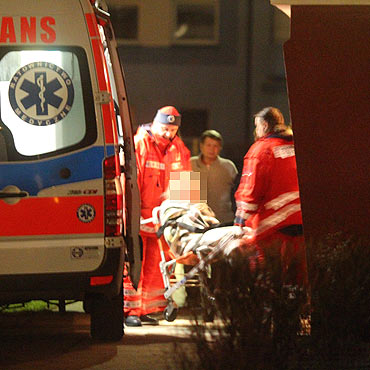 Starsza pani wzywała pomocy. Sąsiedzi zaalarmowali policję i pogotowie