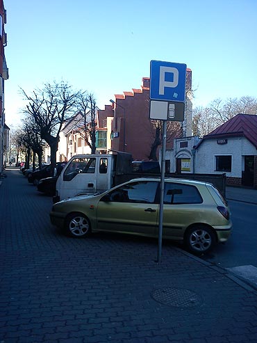 Kierowcy parkuj jak chc. Wbrew znakom