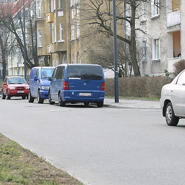Zaparkowane samochody utrudniaj przejazd
