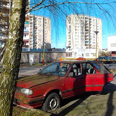 Wraki zalegaj na parkingach 