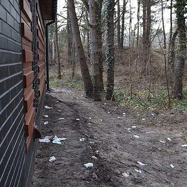Załatwiają potrzeby za toaletą