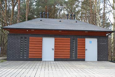 Załatwiają potrzeby za toaletą