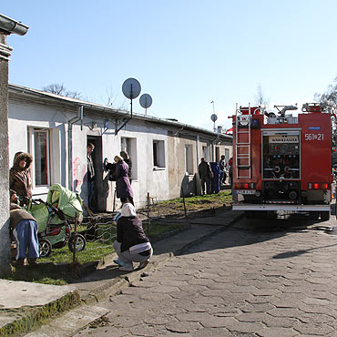 Mieszkanie w pomieniach. Dziecko wynosili przez okno
