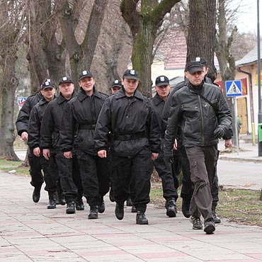 Piesze patrole policji. 24 suchaczy pilnuje porzdku