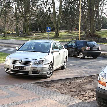 Golfem wymusi pierwszestwo. Bya stuczka