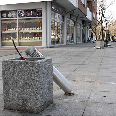 Dewastuj lampy na nowym chodniku przy osiedlu Platan