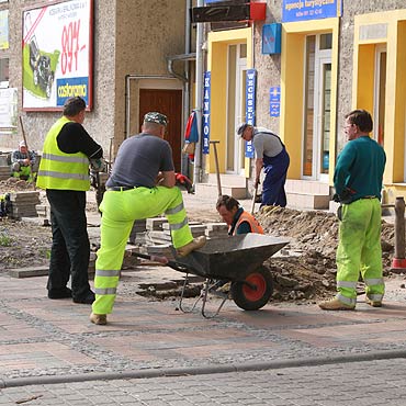 Zerwali nowy chodnik. Musz usun stare rury