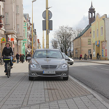 Zostawiaj auta na chodniku. Utrudniaj wyjazd z parkingu