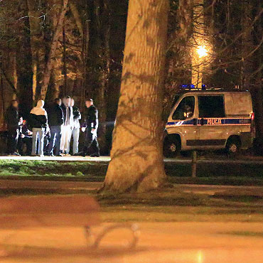 Policjanci patroluj parki