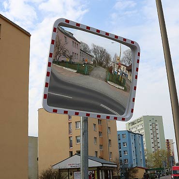 Przydayby si lustra drogowe 