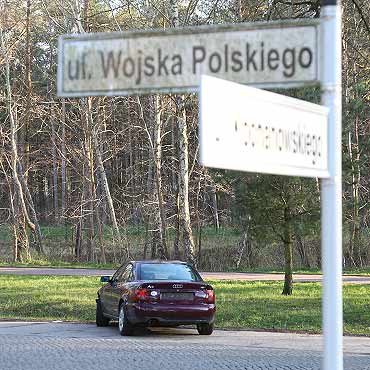 Rozbili samochd, odkrcili tablice i uciekli. Wrcili nastpnego dnia
