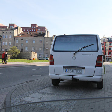 Zaparkował na chodniku. Nie pomyślał o innych