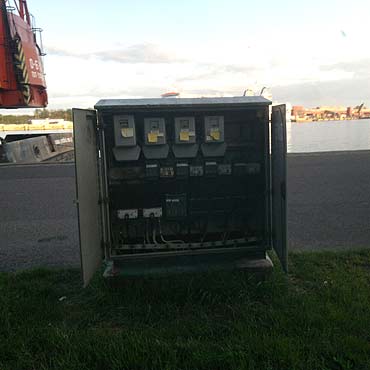 Uwaga na otwart skrzynk elektryczn