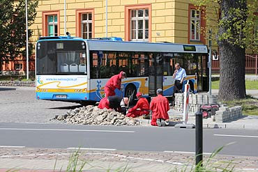 Poszli na rk spacerowiczom. Wybudowali im chodnik