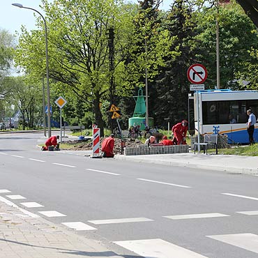 Poszli na rk spacerowiczom. Wybudowali im chodnik