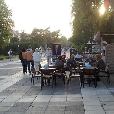 Walka o klienta. Z krzesekami i stolikami wchodz pod nogi spacerowiczom
