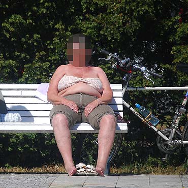 Świeciła golizną przy placu zabaw. Interweniowała policja