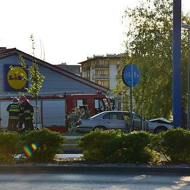 Roztrzaska bmw na reklamowym totemie